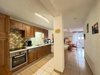 Cuisine ou kitchenette dans l'établissement Agréable T2 à La Bourboule, Terrasse Sud, WiFi, Parking - FR-1-608-298