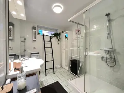 Salle de bains dans l'établissement Agréable T2 à La Bourboule, Terrasse Sud, WiFi, Parking - FR-1-608-298