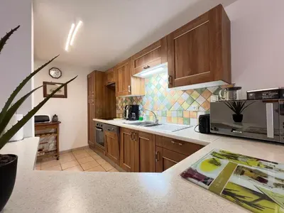 Cuisine ou kitchenette dans l'établissement Agréable T2 à La Bourboule, Terrasse Sud, WiFi, Parking - FR-1-608-298