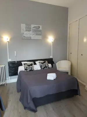 Un ou plusieurs lits dans un hébergement de l'établissement Hôtel Les Platanes