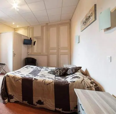 Un ou plusieurs lits dans un hébergement de l'établissement Hôtel Les Platanes