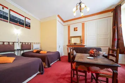 Coin salon dans l'établissement Hôtel Les Platanes