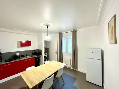 Cuisine ou kitchenette dans l'établissement L'instant cosy - calme et agréable - centre ville