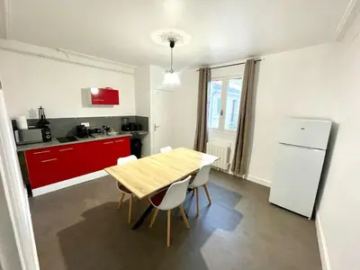 Cuisine ou kitchenette dans l'établissement L'instant cosy - calme et agréable - centre ville