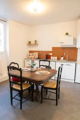Cuisine ou kitchenette dans l'établissement Le Bleu Royal - quiet and comfort - city center