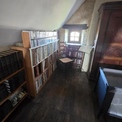 Bibliothèque dans la maison de vacances