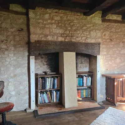 Bibliothèque dans la maison de vacances