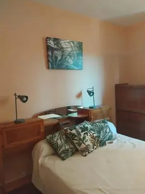 Un ou plusieurs lits dans un hébergement de l'établissement Charmant appartement 2 chambres à Saint-Geniès avec jardinA