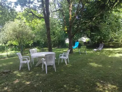 Jardin de l'établissement Charmant appartement 2 chambres à Saint-Geniès avec jardinA