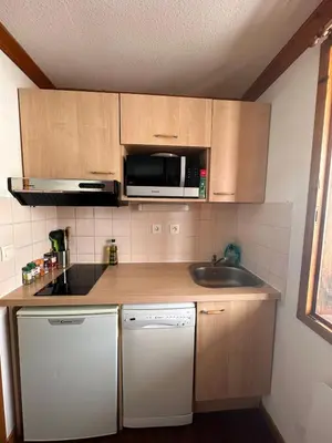 Cuisine ou kitchenette dans l'établissement Appartement cosy 6 personnes à Super Besse - balcon avec vue sur le Puy du Chambourguet - piscine intérieure - Wifi - parking et casier à ski