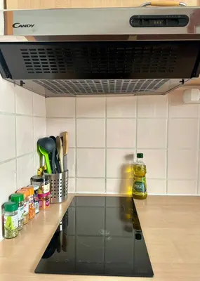 Cuisine ou kitchenette dans l'établissement Appartement cosy 6 personnes à Super Besse - balcon avec vue sur le Puy du Chambourguet - piscine intérieure - Wifi - parking et casier à ski