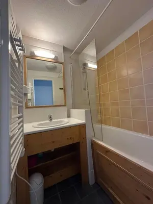 Salle de bains dans l'établissement Appartement cosy 6 personnes à Super Besse - balcon avec vue sur le Puy du Chambourguet - piscine intérieure - Wifi - parking et casier à ski