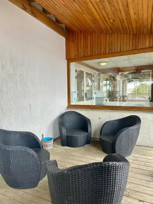 Coin salon dans l'établissement Appartement cosy 6 personnes à Super Besse - balcon avec vue sur le Puy du Chambourguet - piscine intérieure - Wifi - parking et casier à ski