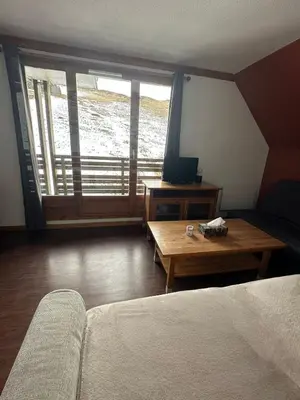 Télévision ou salle de divertissement dans l'établissement Appartement cosy 6 personnes à Super Besse - balcon avec vue sur le Puy du Chambourguet - piscine intérieure - Wifi - parking et casier à ski