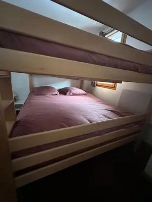 Un ou plusieurs lits dans un hébergement de l'établissement Appartement cosy 6 personnes à Super Besse - balcon avec vue sur le Puy du Chambourguet - piscine intérieure - Wifi - parking et casier à ski