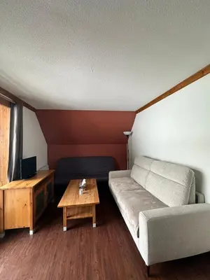 Coin salon dans l'établissement Appartement cosy 6 personnes à Super Besse - balcon avec vue sur le Puy du Chambourguet - piscine intérieure - Wifi - parking et casier à ski