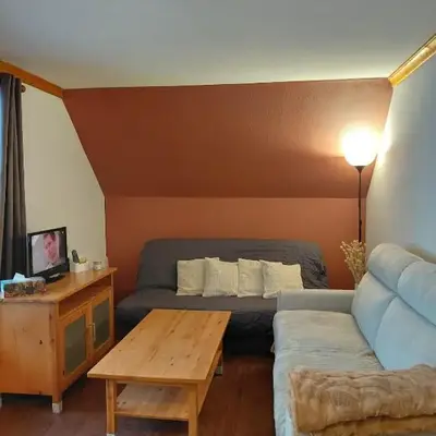 Appartement cosy 6 personnes à Super Besse - balcon avec vue sur le Puy du Chambourguet - piscine intérieure - Wifi - parking et casier à ski