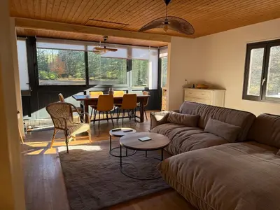 Coin salon dans l'établissement Chalet dans la nature