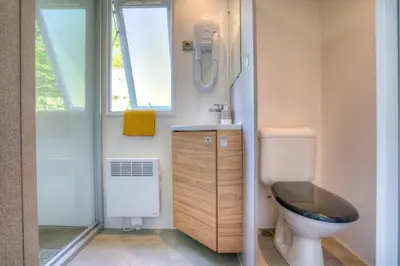 Salle de bains dans l'établissement Cottage 6p 3Bdrms AirCon