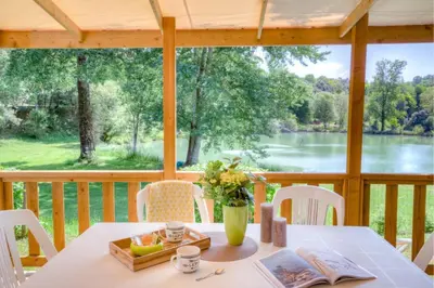 Vue sur la rivière ou le fleuve situé(e) à proximité de le camping