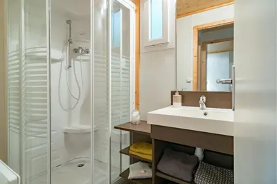 Salle de bains dans l'établissement Chalet 6p 3Bdrms AirCon