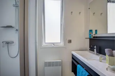 Salle de bains dans l'établissement Cottage 4p 2Bdrms AirCon