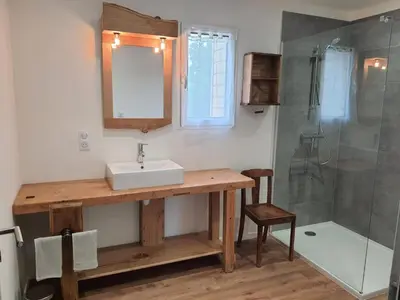 Salle de bains dans l'établissement Gîte en pleine Nature en Dordogne