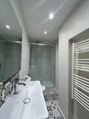 Salle de bains dans l'établissement L'Olivier, central et cozy