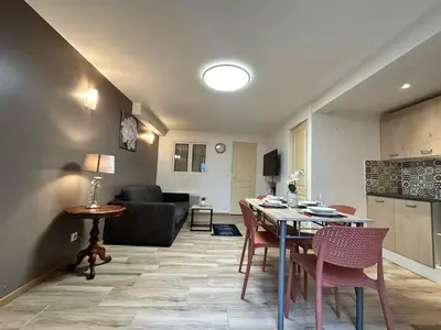 Télévision ou salle de divertissement dans l'établissement Le Cocon, au calme