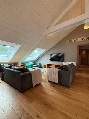 Coin salon dans l'établissement Dernier étage et jardin suspendu face au Sancy