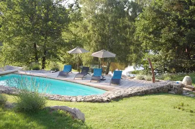 Piscine de l'établissement Chateauret - Gite au bord de l'Étang ou située à proximité