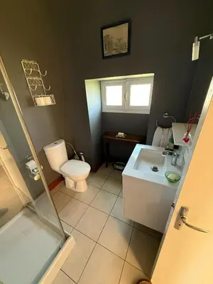 Salle de bains dans l'établissement Chez le Cavalier