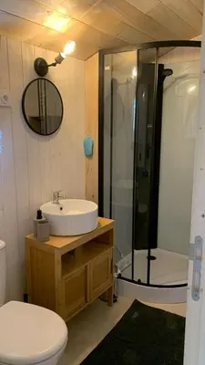 Salle de bains dans l'établissement La Cabane de Léon