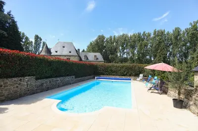 Piscine de l'établissement Chateau Eyparsac ou située à proximité