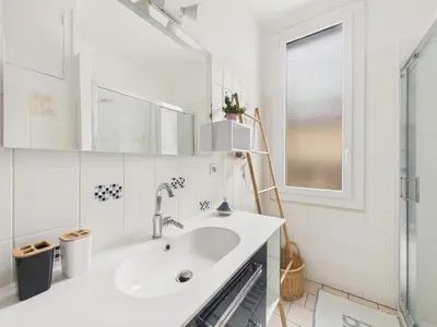 Salle de bains dans l'établissement Maison pour 4 avec terrasse - centre Montignac