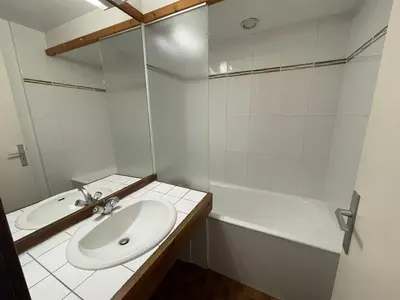 Salle de bains dans l'établissement Studio Cosy avec Balcon au 2e Étage, Le Lioran - FR-1-787-147