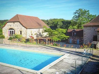 Piscine de l'établissement Le pré de Fontalzines ou située à proximité