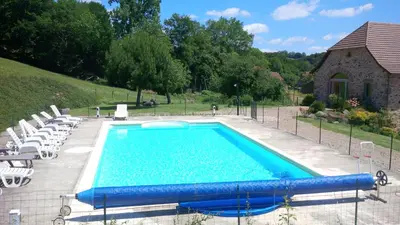 Piscine de l'établissement Le pré de Fontalzines ou située à proximité