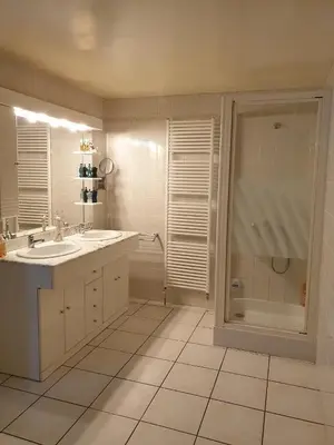 Salle de bains dans l'établissement Au fil des Hirondelles