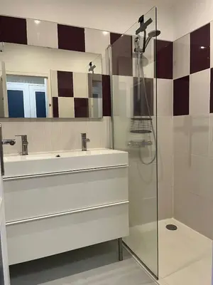 Salle de bains dans l'établissement Maison de bourg au coeur du parc des volcans d'Auvergne