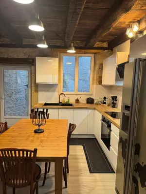 Cuisine ou kitchenette dans l'établissement Logement 3 chambres Montignac