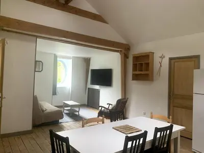 Télévision ou salle de divertissement dans l'établissement Villa Titaie Maison au calme à 300m du centre