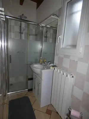 Salle de bains dans l'établissement maison au coeur du Cantal