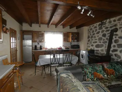 Cuisine ou kitchenette dans l'établissement maison au coeur du Cantal
