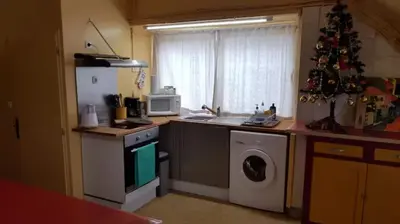 Cuisine ou kitchenette dans l'établissement Studio cozy à Aydat avec air conditionné, 26 m²