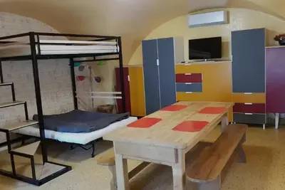 Télévision ou salle de divertissement dans l'établissement Studio cozy à Aydat avec air conditionné, 26 m²