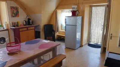 Cuisine ou kitchenette dans l'établissement Studio cozy à Aydat avec air conditionné, 26 m²