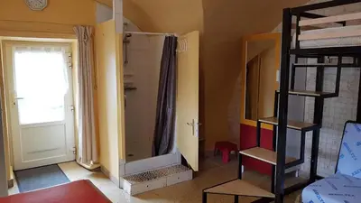 Un ou plusieurs lits dans un hébergement de l'établissement Studio cozy à Aydat avec air conditionné, 26 m²