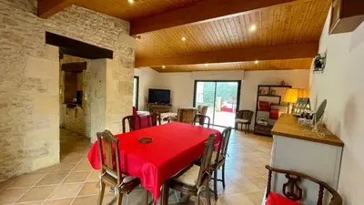 Cuisine ou kitchenette dans l'établissement Maison périgourdine avec jardin à 10 min de Sarlat
