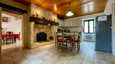 Cuisine ou kitchenette dans l'établissement Maison périgourdine avec jardin à 10 min de Sarlat